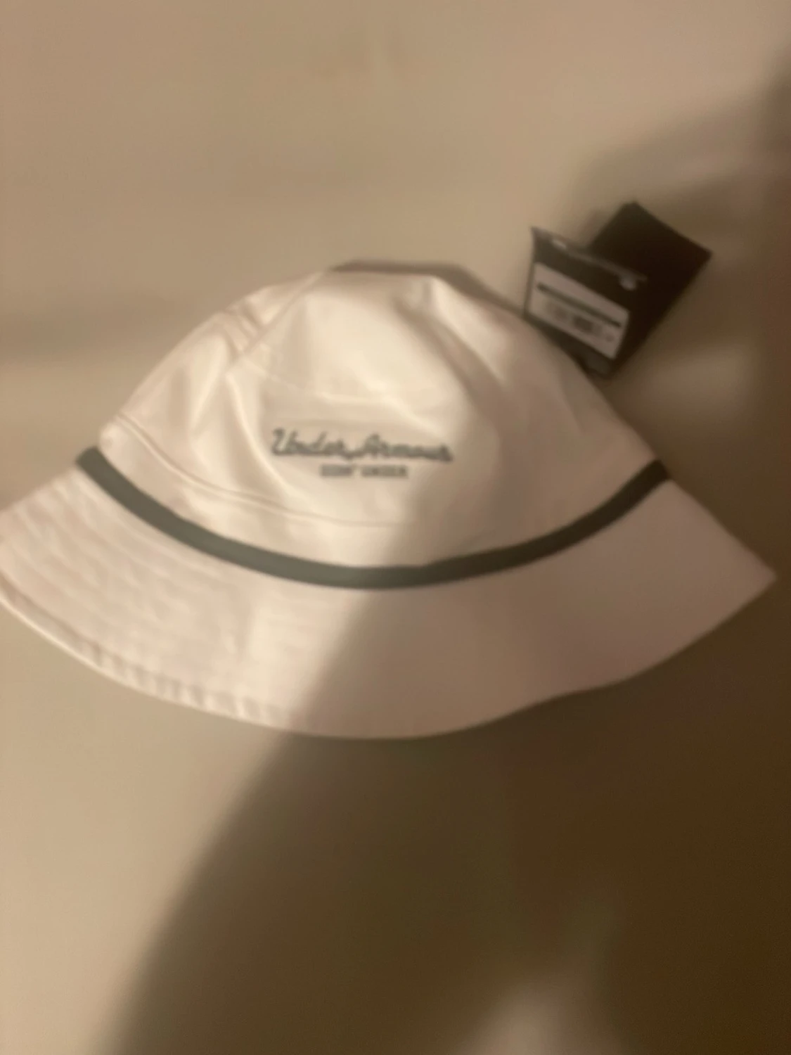 Vit bucket hat från Under Armour