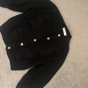 Svart stickad kofta med volang - Söt svart stickad kofta / cardigan med volanger och knappar💓