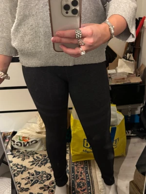 Mörkgrå leggings från lager 157 - Säljer ett par mörkgrå leggings från lager 157 i storlek L. De är tighta och har hög midja, perfekta för träning eller chill. Materialet är mjukt och stretchigt. Snygg och enkel design utan synliga detaljer.