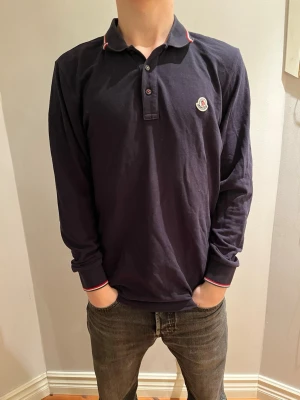 Mörkblå långärmad Moncler - Riktigt snygg långärmad Moncler tröja!