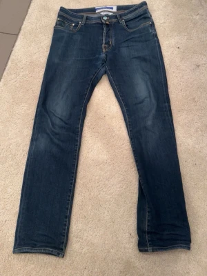 Jacob cohën jeans  - Lite slitna Jacob cohen jeans modellen är ca 180 och sitter lite stort. Skriv vid funderingar!
