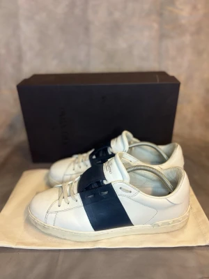 Valentino Opens | Size 43,5 - Valentino Opens i storlek 43,5. Skicket är mycket bra, allt og följs med, box Dustbag. Skriv vid intresse 🙏Äkta