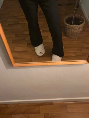 Svarta kostymbyxor med bootcut - Snygga svarta kostymbyxor med bootcut passform och låg midja. Byxorna har klassisk design med raka ben och diskreta fickor. Byxorna är från Bikbok och är u modellen Vera. Nypris ca 400kr