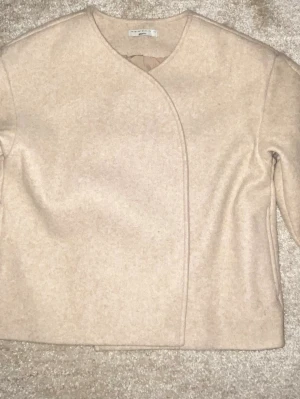 Beige jacka från Gina tricot  - Helt ny beige jacka från Gina tricot. Oanvänd. Original pris 600kr