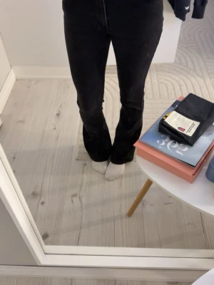 Svarta bootcut jeans. - Hallå! Säljer mina svarta bootcut jeans från Gina tricot i storlek 34, nästan helt oanvända! Hör av er vid intresse eller om ni har några funderingar!