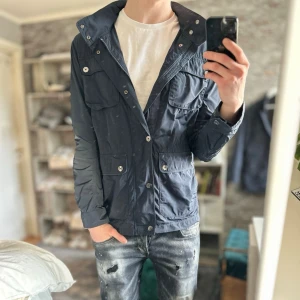 Bondelid Field Jacket - Mycket bra skick, inga defekter! Storlek M  sitter som M  och passar dig som är mellan 180-190cm ungefär. Nypris ca 1500kr. Modellen är 185 cm, 75kg. Passar bra nu till våren! Skriv för mer information!🤝