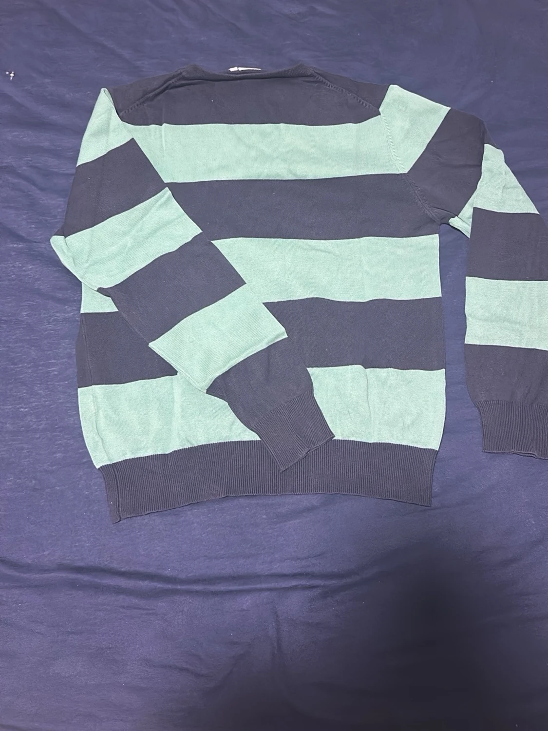 Randig stickad tröja i blått och grönt - 1