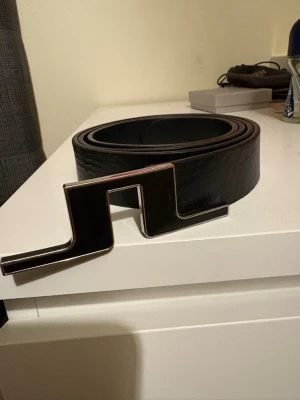 Svart J Lindeberg bälte - Snyggt J Lindeberg bälte 100 cm. 