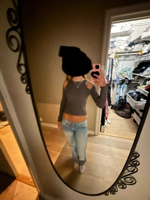 Mörkgrå croppad topp med cut-outs - Trendig mörkgrå topp med långa ärmar och snygga cut-outs vid axlarna. Går inte längre att köpa på Zaras hemsida. Toppen har en slim passform och är så unik!! 💕💕💕