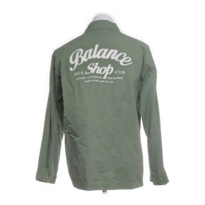 Overshirt - Rikigt fet overshirt från Aeca🤩. Skön olivgrön färg med snyggt märke på ryggen🫒💯. Hör av dig om du har några frågor!