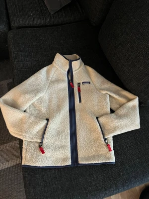 Beige fleecejacka från Patagonia XS - Tjaa, Säljer nu en beige fleecejacka från Patagonia i storlek XS, hör gärna av mer om ni har frågor:) tveka inte på att skicka något prisförslag om ni inte är nöja med priset🤩