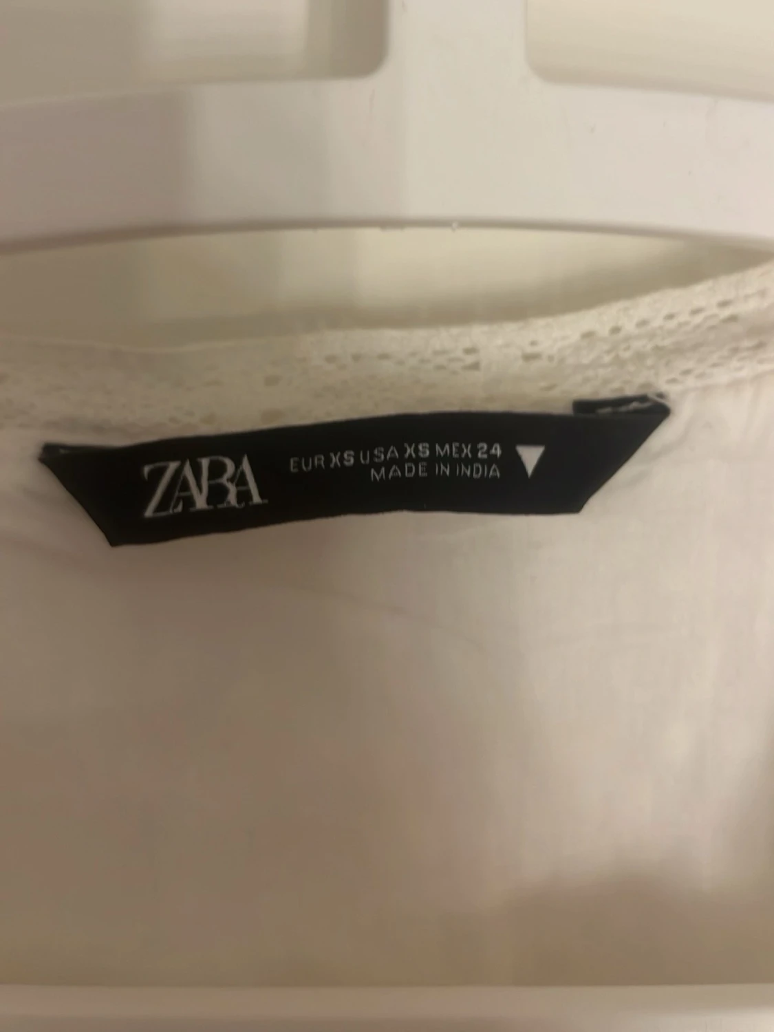 Vit omlottklänning med puffärm - 5