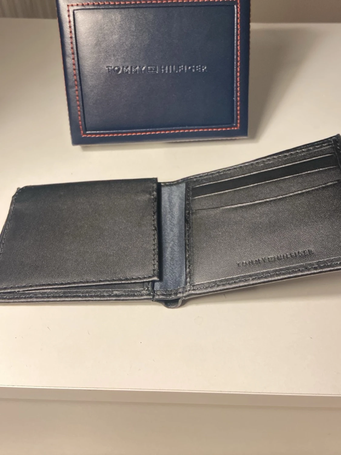 Svart plånbok från Tommy Hilfiger - 1