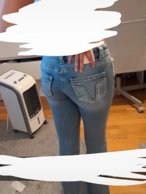 jeans - väldigt lågmidjade bootcut jeans från gina💓 storlek S i gina young🙏 innerbenslängd: 79 cm grenhöjd: 18 cm midjebredden 36 cm