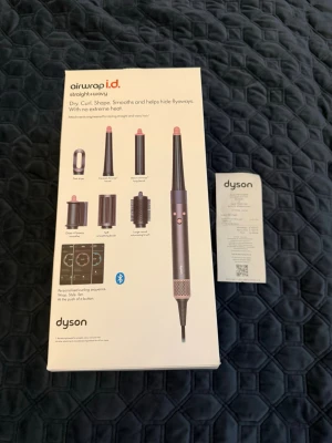 Dyson Airwrap i.d. Bluetooth (Jasper Plum) - Ny Dyson Airwrap i.d. i färgen Jasper Plum. Oanvänd och i perfekt skick, levereras i originalförpackning.   Kvitto finns!