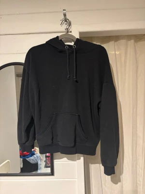 Svart hoodie från BikBok - Svart hoodie från bikbok