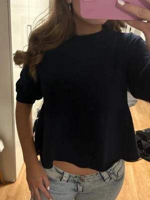 Mörkblå stickad topp med kort ärm! - Mysig mörkblå stickad topp med rund hals och korta ärmar från Nelly 💓 tröjan är väldigt skön och endast använd 1 gång!!