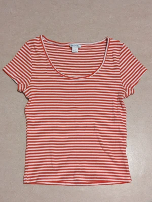 Monki, vit och rödrandig topp - Jätte fin vit och rödrandig topp från Monki.