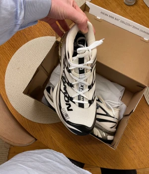 Salomon XT 6 Masion Margiela - Säljer nu mina Salomon xt 6 maison margiela då det inte passade mig. Storlek: 45 1/3 Nyskick (passar storlek 44 och 45)  . Går för ca 12 000kr på StockX. 