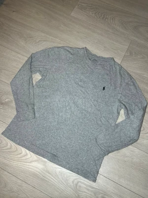 Ralph Lauren T-shirt, grå, storlek S - Hej! Säljer nu denna gråa Ralph Lauren T-shirten. Långärmad samt storlek S. Inga skador eller fläckar. Riktigt stilren och snygg T-shirt! Skickar alltid inom 24h efter köp🤩 Frågor om mått eller annat? Hör av dig! 