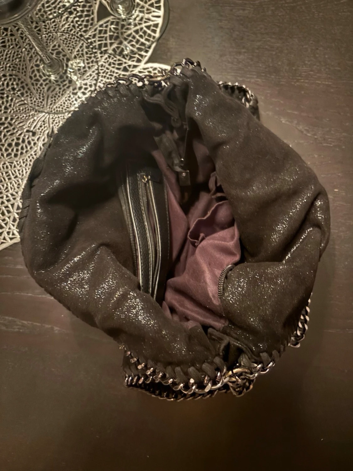 Svart axelväska med kedjedetaljer - 1