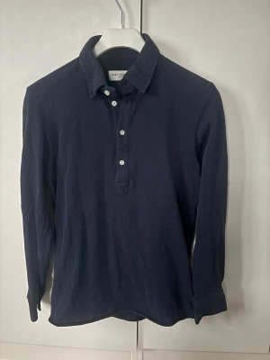 John Henric skjorttröja - Marinblå jättesnygg populär trendig John Henric skjorta i storlek S säljes. Utmärkt skick och passar till allt!