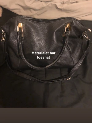 Svart handväska med gulddetaljer - Handväska som rostat, gått sönder och mera. Meddela mig så kan jag gärna minska priset! 💕