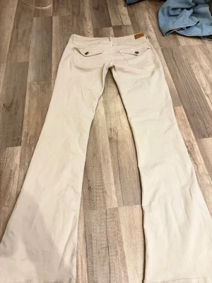 Beiga lågmidjade bootcut jeans - Subdued jeans xs-s