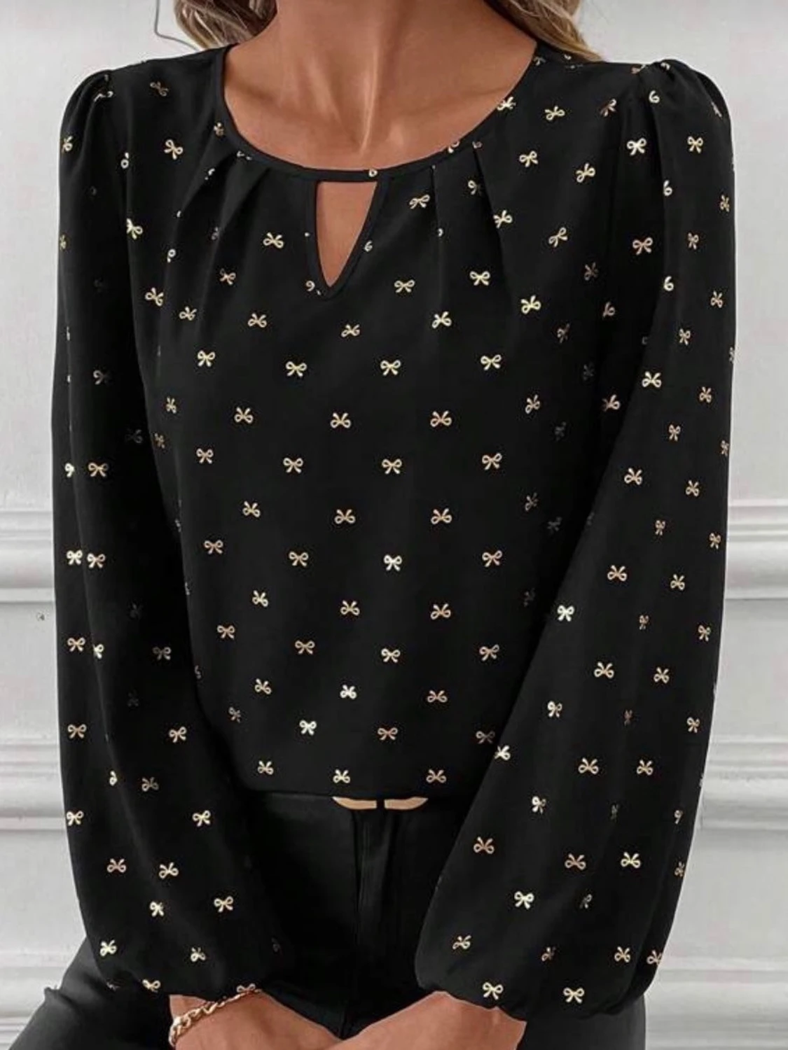 Svart blus med små rosetter