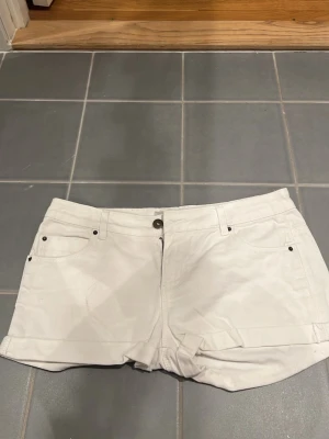 Vita midwaist shorts med fickor - Snygga vita shorts med klassisk femficksdesign och knappgylf. Modellen är midwaist och har bälteshällor, perfekta för sommardagar.  Säljer från mammas garderob 💕