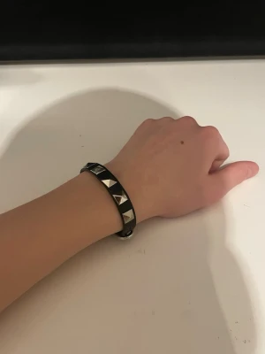 Armband med nitar  - Snyggt läder armband | Liknar den eftertraktade valentino armbandet | Hör av er vid funderingar 