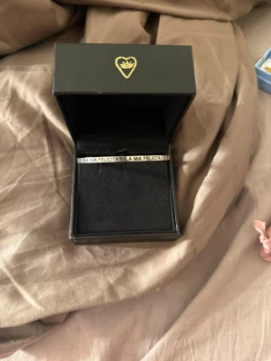 Snyggt silver armband med citat - Stilrent armband i silverfärg med italiensk gravyr 'LA TUA FELICITÀ È LA MIA FELICITÀ'. Köpte detta armband i Italien i en smyckesaffär💞