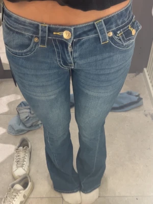 true religion jeans - säljer mina sjuukt snygga true religions då de är lite för små🥹💞 inga tecken på användning utom att de är pyttelite slitna längst ner på benen🥹💓 köptes för 1400kr på nelly butiken inne i sthlm🥰💞 jeansen är i storlek 24☺️💗 pris går att diskuteras😝💓