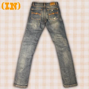 Nudie Jeans - Säljer ett par supersnygga Nudie Jeans med slitningar i modellen Lean Dean. Storlek 26/32. Mått: Midja - 36 cm, innersöm - 77 cm, yttersöm - 103 cm. (Notera måten är ungefärliga)