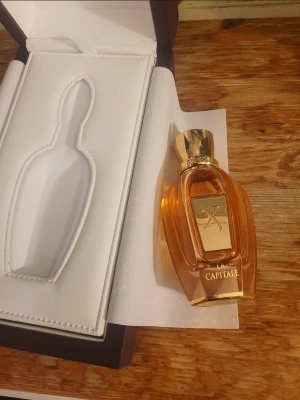 Xerjoff La Capitale 50ml - Open for negotiation. (Lowest: 1599kr) La Capitale By The Luxury Italian Brand Xerjoff. Top Notes: Strawberry, Caramel, Peach, Lavender. Middle Notes: Leather, Rose, Iranian Saffron, Ginger. Base: Bourbon Vanilla, Agarwood, Benzoin. Bought from the Official website, ~2500kr, 75% left approximately.
