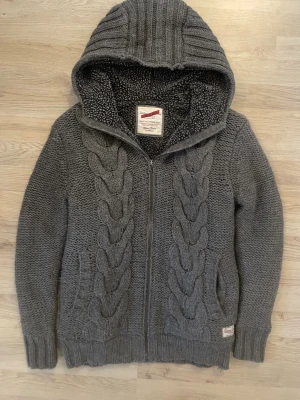 Fodrad stickad cardigan - Otroligt snygg, varm och skön grå fodrad stickad cardigan med mönster. Passar perfekt till kallare väder. Priset kan såklart diskuteras!