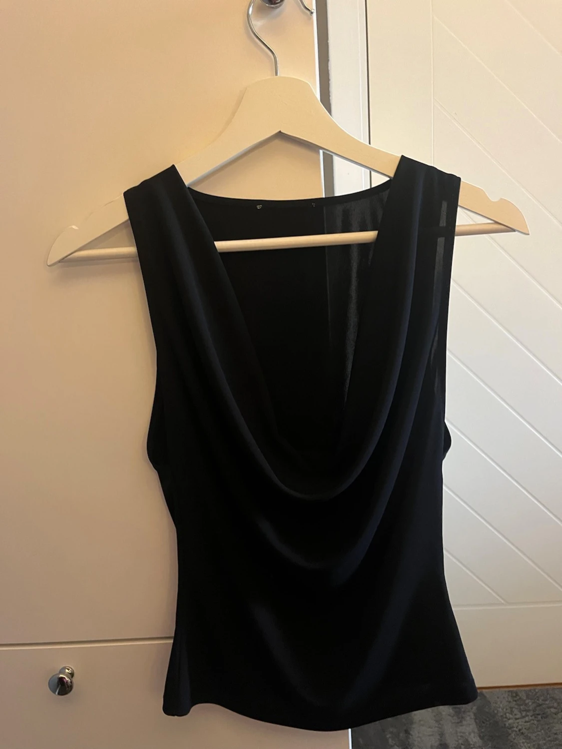 Svart ärmlös draperad topp