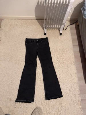 Svarta bootcut jeans från HM - Ett par fina svarta bootcut jeans från HM, stor i storleken då jag köpte de i storlek 40. Längden passade inte mig så fick sprätta up de därav priset är 100kr ordpriset är 299kr plus frakt
