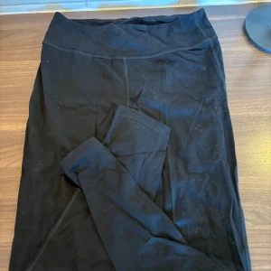 Svarta leggings med hög midja - Snygga svarta leggings med hög midja och stretchigt material. Perfekta för en avslappnad stil eller till träning. Klassisk design utan synliga detaljer eller mönster. 