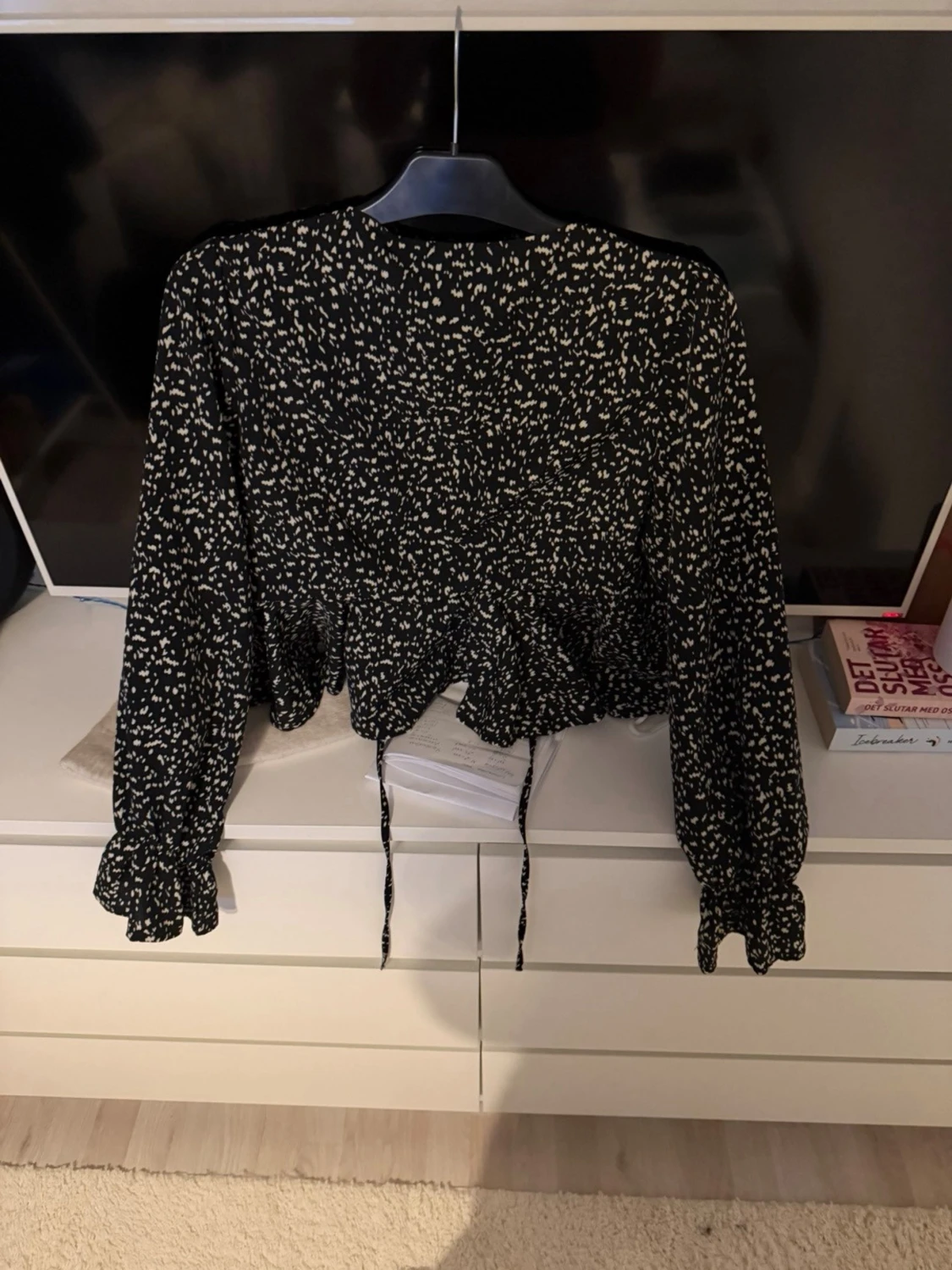 Svart blus med vita blommor  och knytband - 3