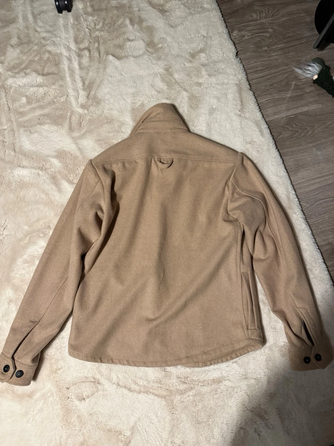 Beige overshirt med fickor och knappar - 1