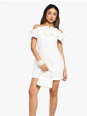 Studentklänning - Helt oanvänd klänning från boohoo med lappen kvar. Säljer då jag ska ha en annan klänning på studenten. Den kostar 774 orginal och är slutsåld.💕