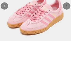 Adidas Spezial rosa sneakers mocka - Säljer ett par Adidas Spezial sneakers i ljusrosa mocka med klassiska tre ränder på sidan och gummisula i beige. Skorna har snörning och gulddetaljer vid loggan. Perfekta för dig som vill sticka ut med färg och stil.