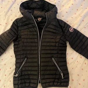 Svart pufferjacka från Colmar - Nypris 3000kr
