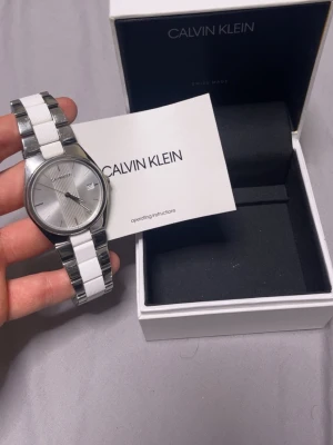 Calvin Klein Klocka - En väldigt fin calvin klein klocka. Fungerar som den ska, behöver endast batteri byte. Bra skick, passa på! Köpt för 2000kr