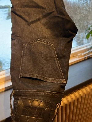 Replay Bronny svarta jeans super slim - Säljer ett par svarta Replay Bronny jeans i super slim fit. Jeansen har en snygg, smal passform och klassiska detaljer som bakficka och Replay-lapp bak.