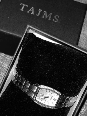 Silvrig klocka från TAJMS - Säljer min klocka som jag fick av mitt ex så har aldrig använt den😅Silvrig klocka från TAJMS med rektangulärt ur och gnistrande stenar runt boetten. Klockan har en klassisk länkarmband i metall. Klockan kommer i original ask. Pris går att diskutera, original pris är 795kr!