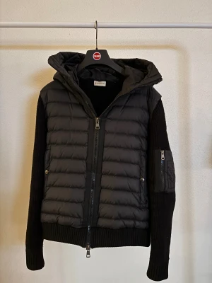 Moncler Cardigan herr - En riktigt fräsh och otroligt snygg moncler cardigan i svart || Perfekt till hösten & vintern || Storlek M || Mycket fint skick 8,5/10 || Nypris: 12.000kr || Självklart äkta ||  Priset är ej hugget i sten || Hör gärna av er vid intresse! 