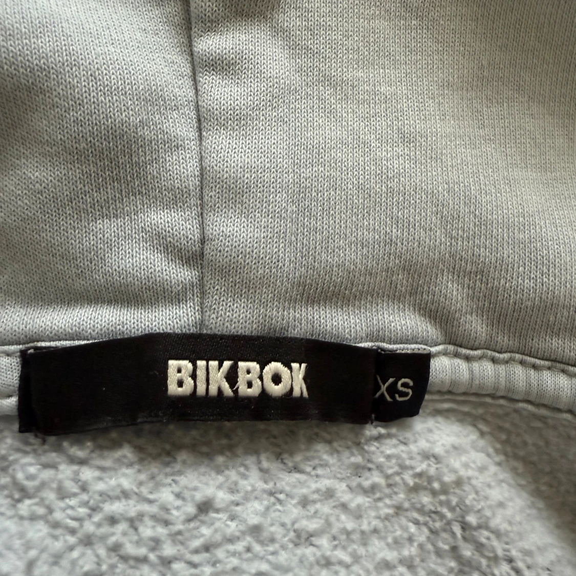 Ljusgrå hoodie från Bikbok med dragkedja - 1