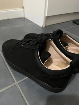 Svarta Loubs skor  - Nästan helt nya svarta Loubs skor. använd 2 eller 3 gånger köp de för ett billigt pris rengörs före beställning kommer utan box